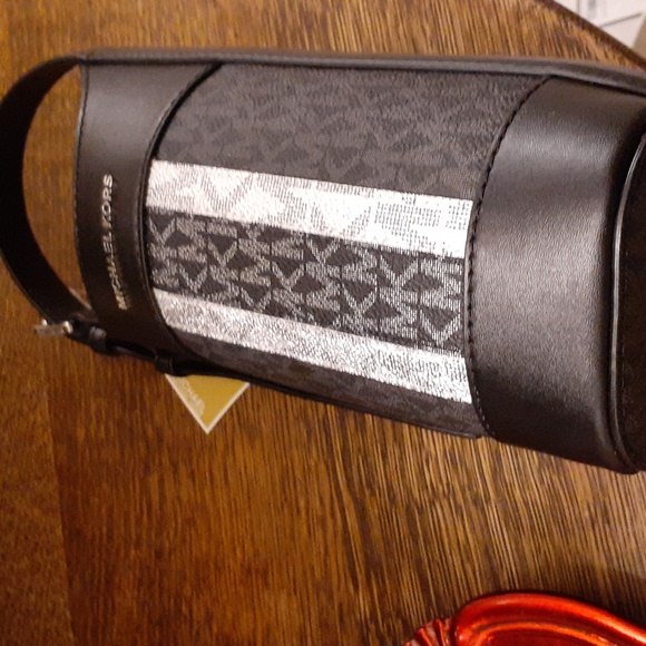 MICHAEL KORS BLACK MULTI WINE BOTTLE HOLDER NEW - Picture 2 of 13